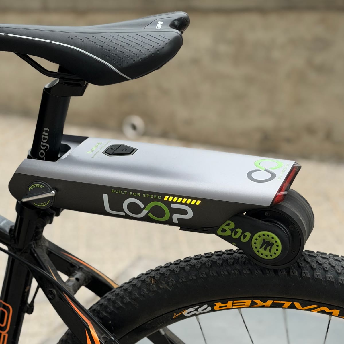 Asistidor Loop Move colocado en la tija de una bicicleta, apoyado sobre la rueda trasera